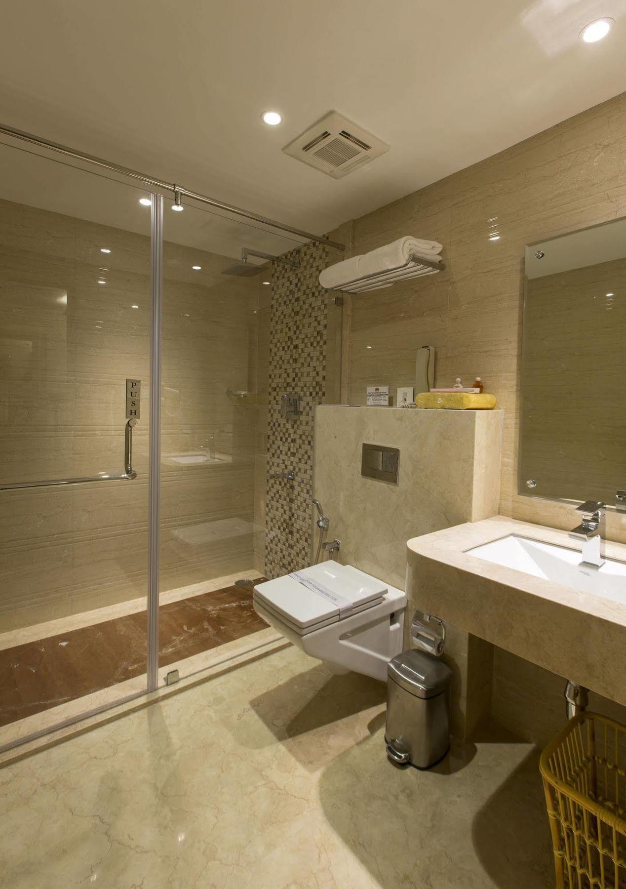 Pai Viceroy Hotel Tirupati Exterior foto