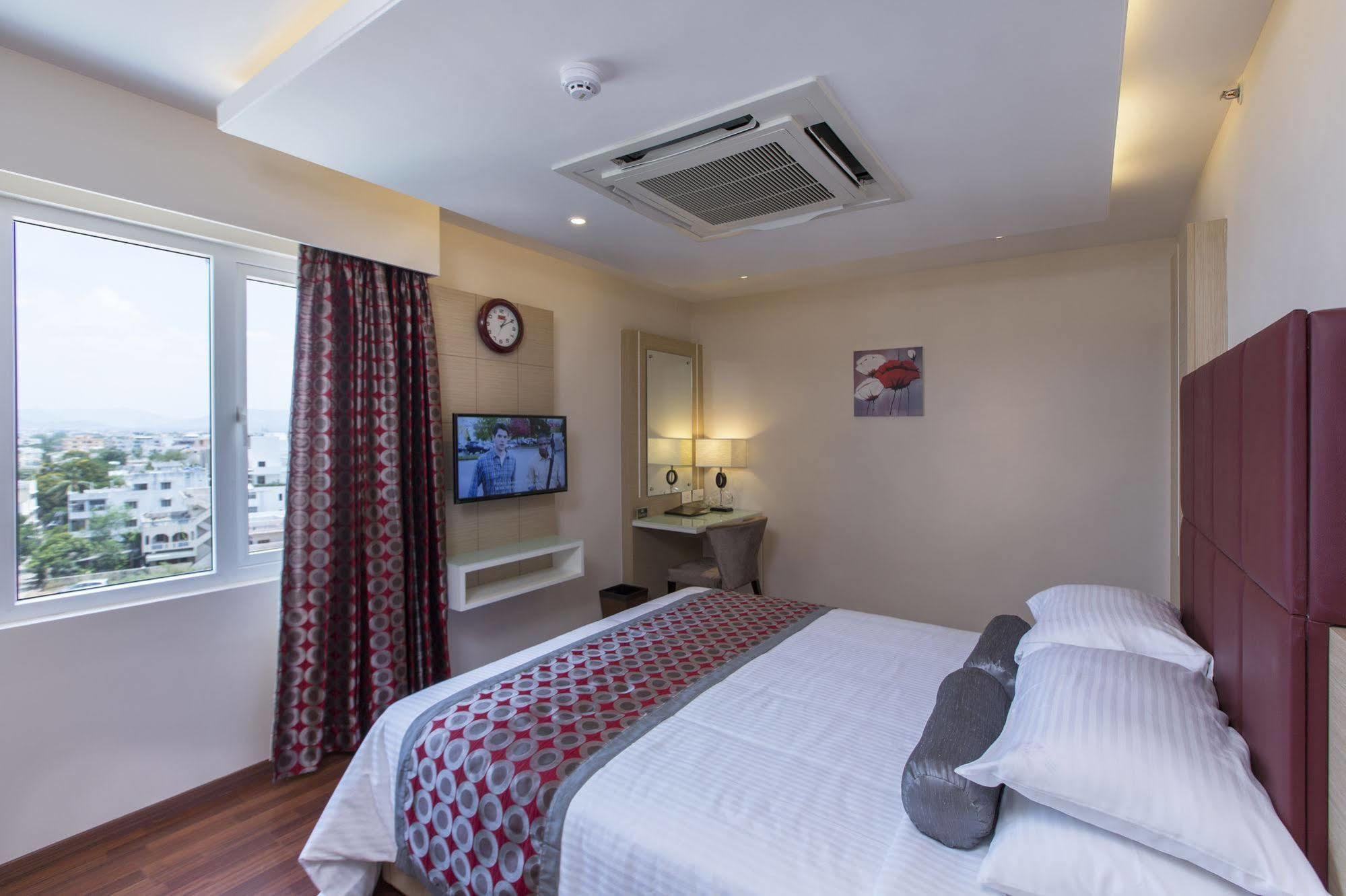Pai Viceroy Hotel Tirupati Exterior foto