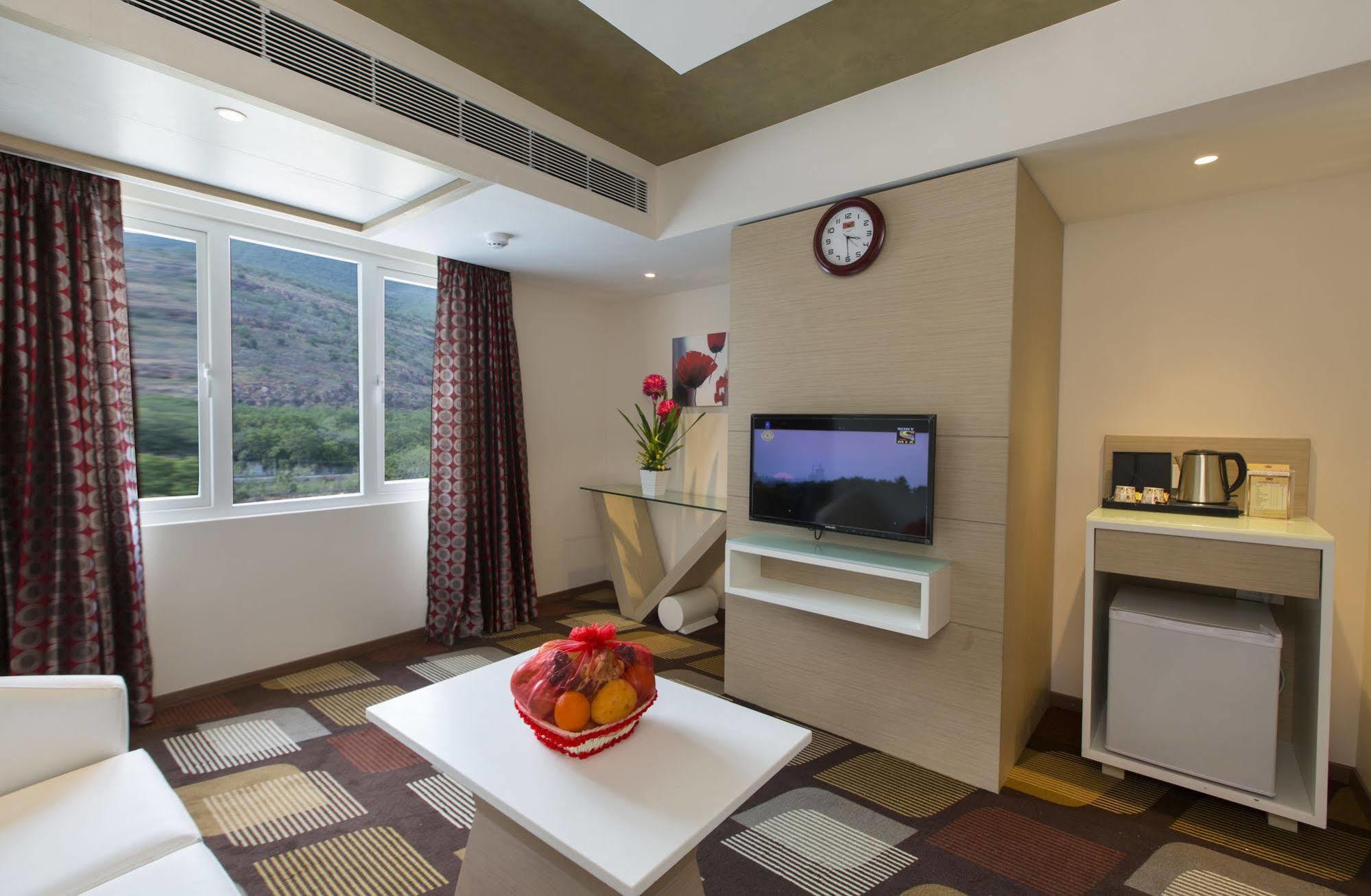 Pai Viceroy Hotel Tirupati Exterior foto
