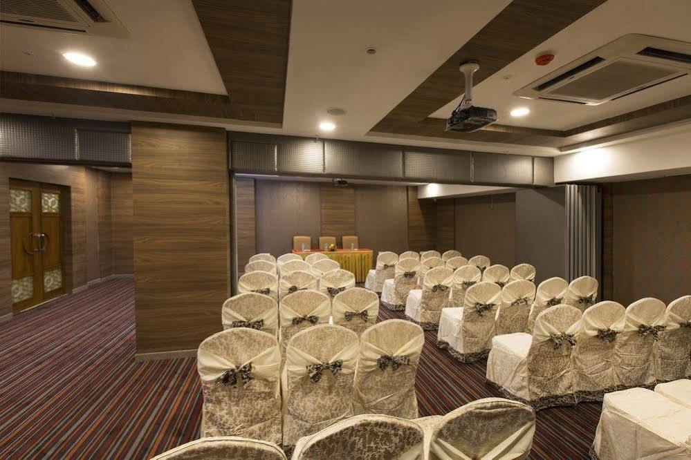 Pai Viceroy Hotel Tirupati Exterior foto