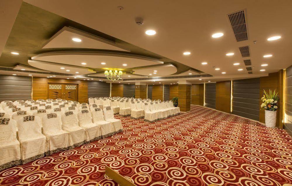 Pai Viceroy Hotel Tirupati Exterior foto