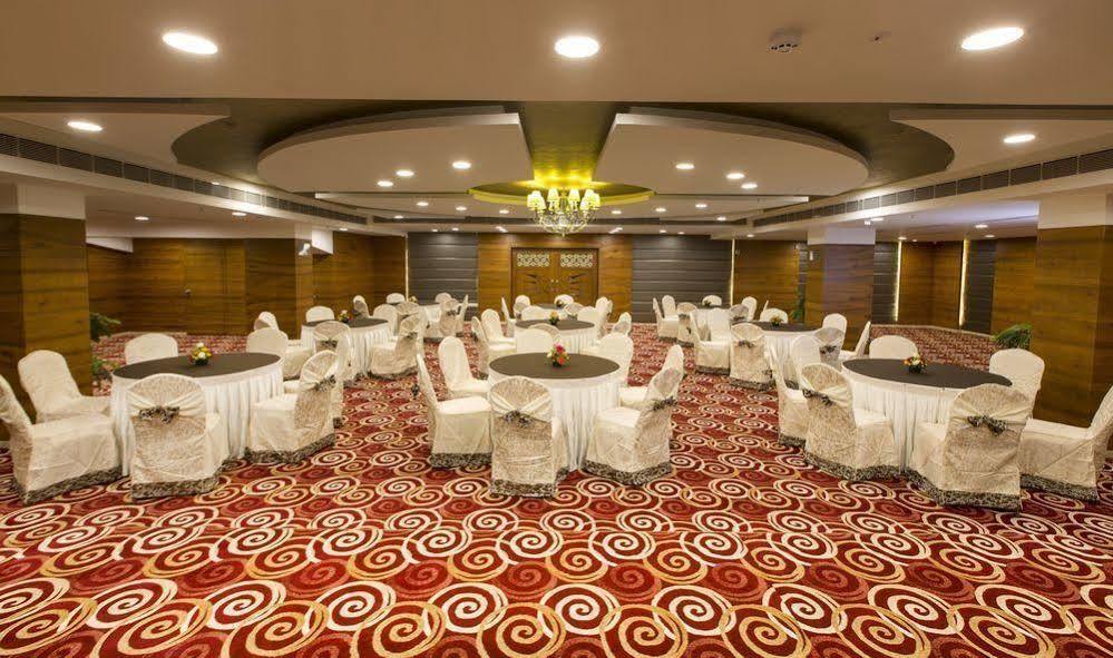 Pai Viceroy Hotel Tirupati Exterior foto